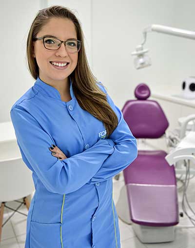 dentista em curitiba debora spichela clinica odontologica royalclin